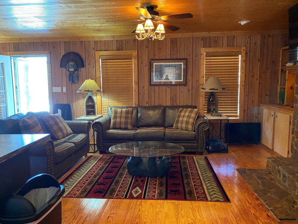 Rustic Cabin near Sardis Lake Boat Ramp Deals & Reviews (Batesville