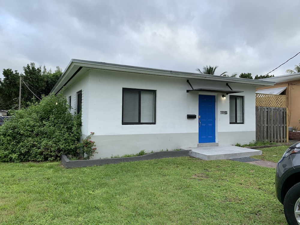 "Casa Azul" Modern whole house in Miami. Close to Beach.