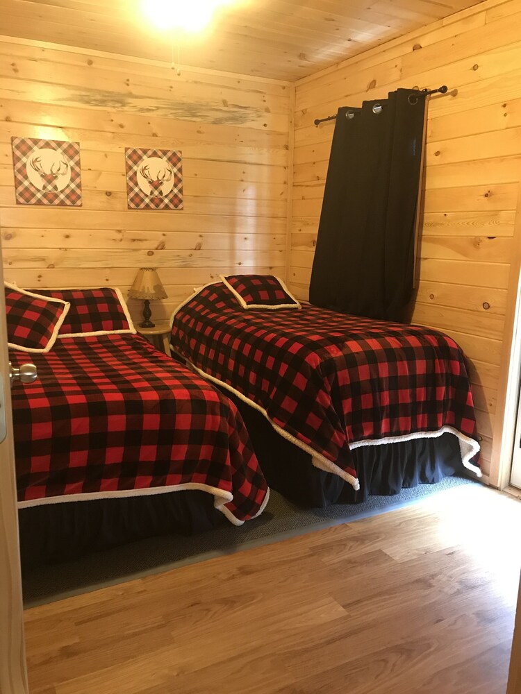 Cabin 3 Lakeview, Pet Friendly, Shared SaunaHot Tub, Patio on the lake