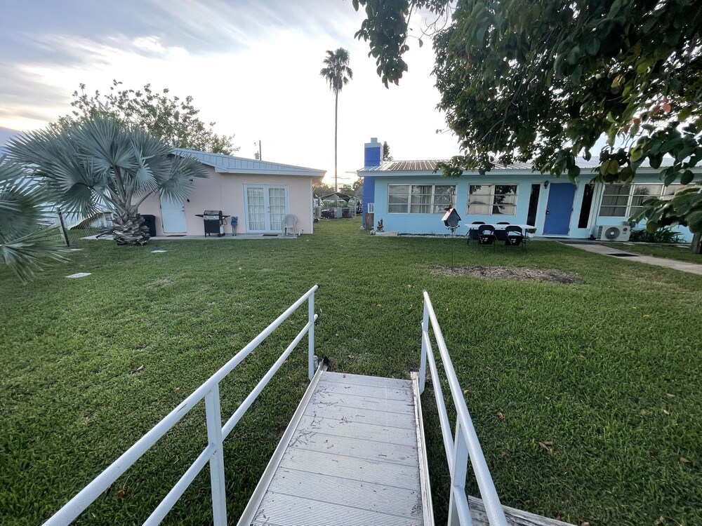 Rim Canal 'yellow House' With Canal Views & Boat Dock 1 Bedroom Cottage