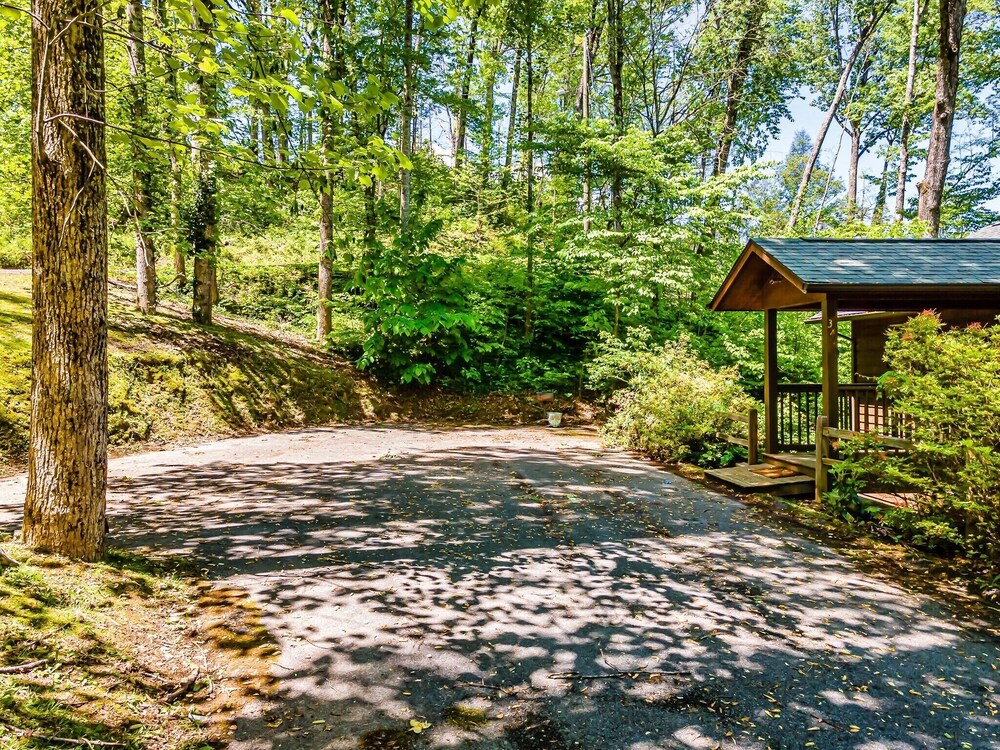 Hilltop Hideout❤️: 2 Mins from Gatlinburg Parkway