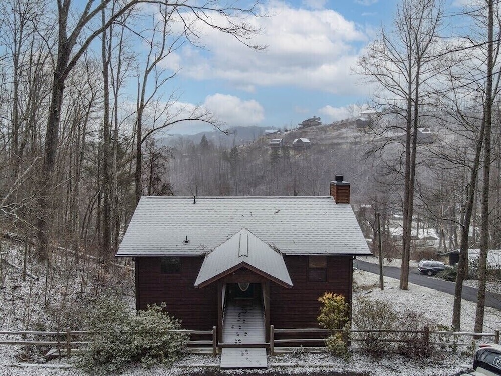 Hilltop Hideout❤️: 2 Mins from Gatlinburg Parkway