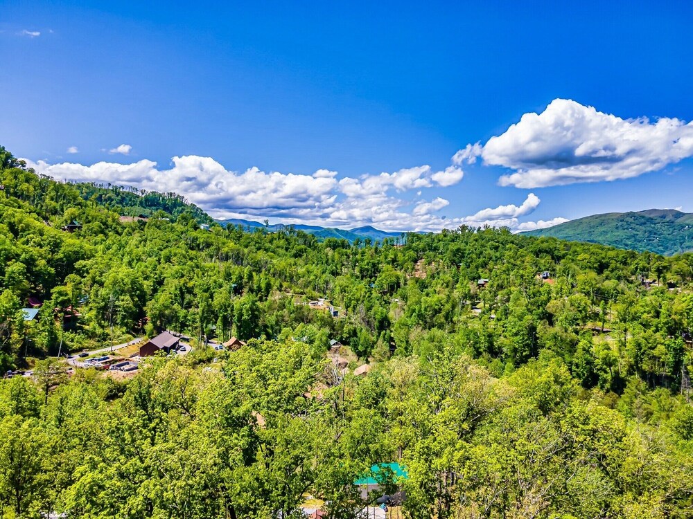 Hilltop Hideout❤️: 2 Mins from Gatlinburg Parkway