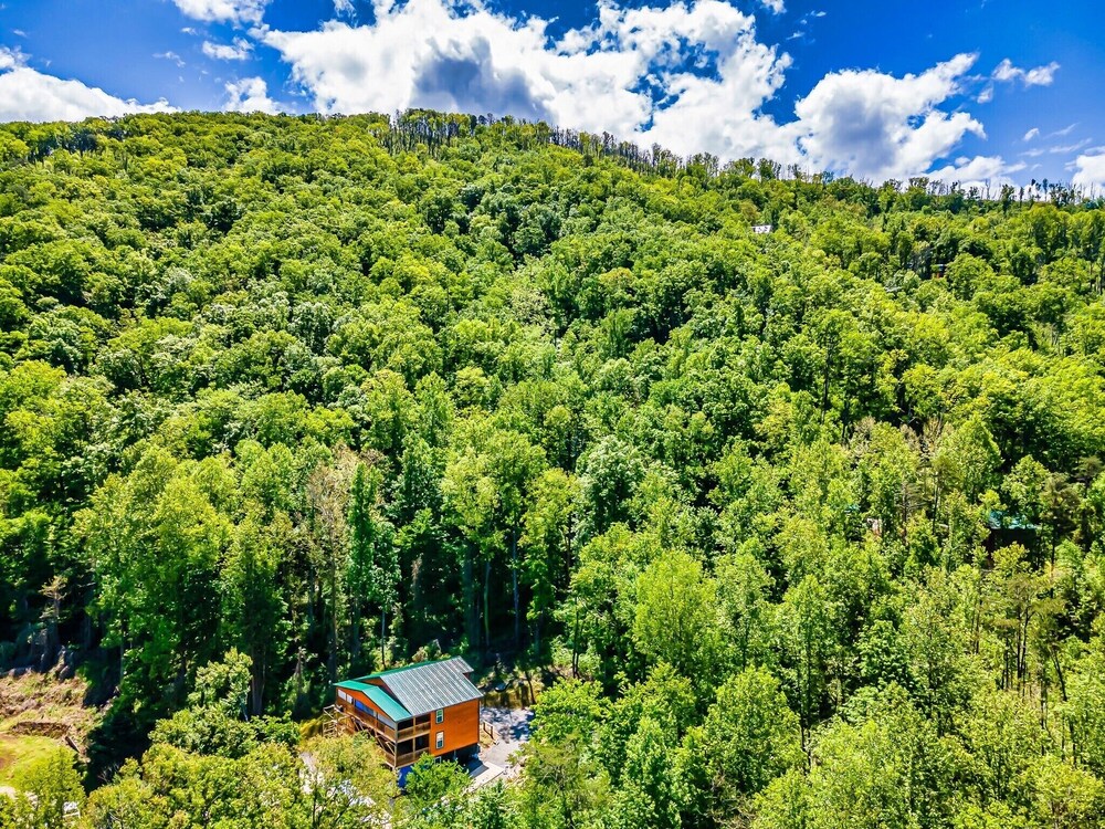 Hilltop Hideout❤️: 2 Mins from Gatlinburg Parkway