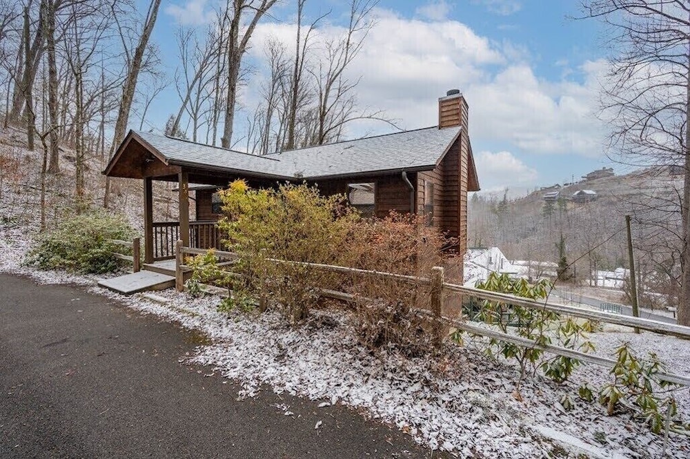 Hilltop Hideout❤️: 2 Mins from Gatlinburg Parkway