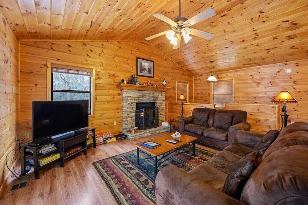 Hilltop Hideout❤️: 2 Mins from Gatlinburg Parkway