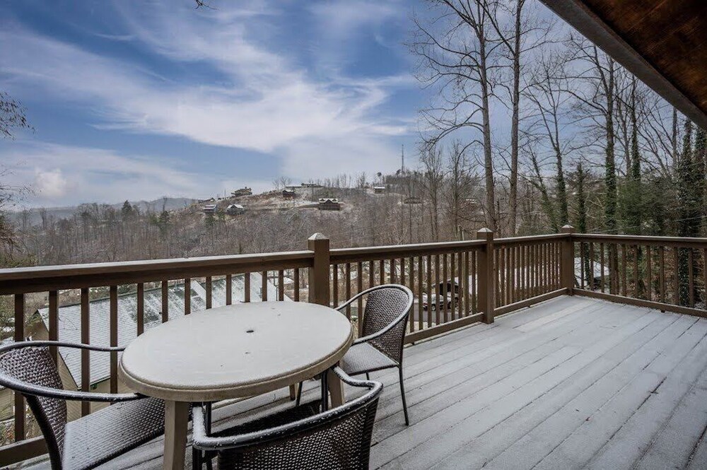 Hilltop Hideout❤️: 2 Mins from Gatlinburg Parkway