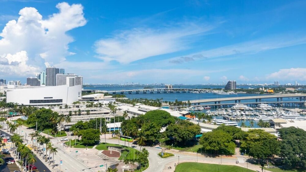 Modern Unit near Port of Miami, Parking, Fitness Center, On-site Bar & Restaurant