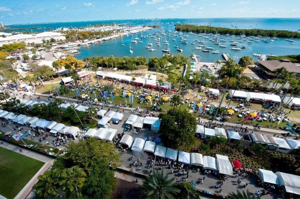 Hidden Gem! Trendy Unit, Parking, Concierge, On-Site Bar and Restaurant