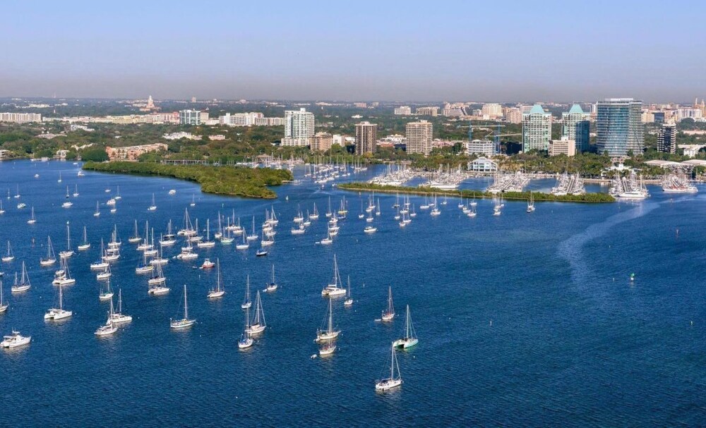 Hidden Gem! Trendy Unit, Parking, Concierge, On-Site Bar and Restaurant