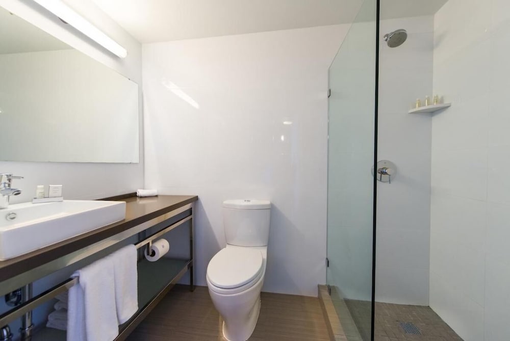 Hidden Gem! Trendy Unit, Parking, Concierge, On-Site Bar and Restaurant