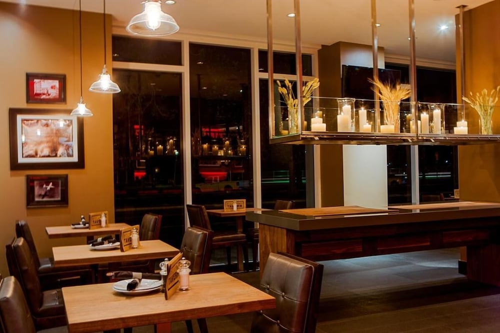 Hidden Gem! Trendy Unit, Parking, Concierge, On-Site Bar and Restaurant