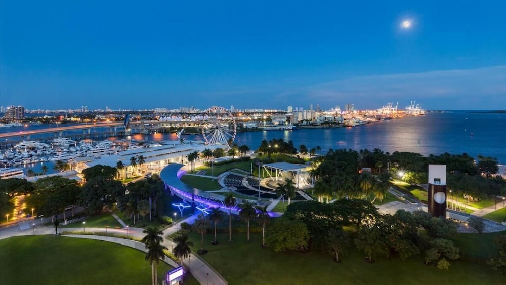 Hidden Gem! Trendy Unit, Parking, Concierge, On-Site Bar and Restaurant