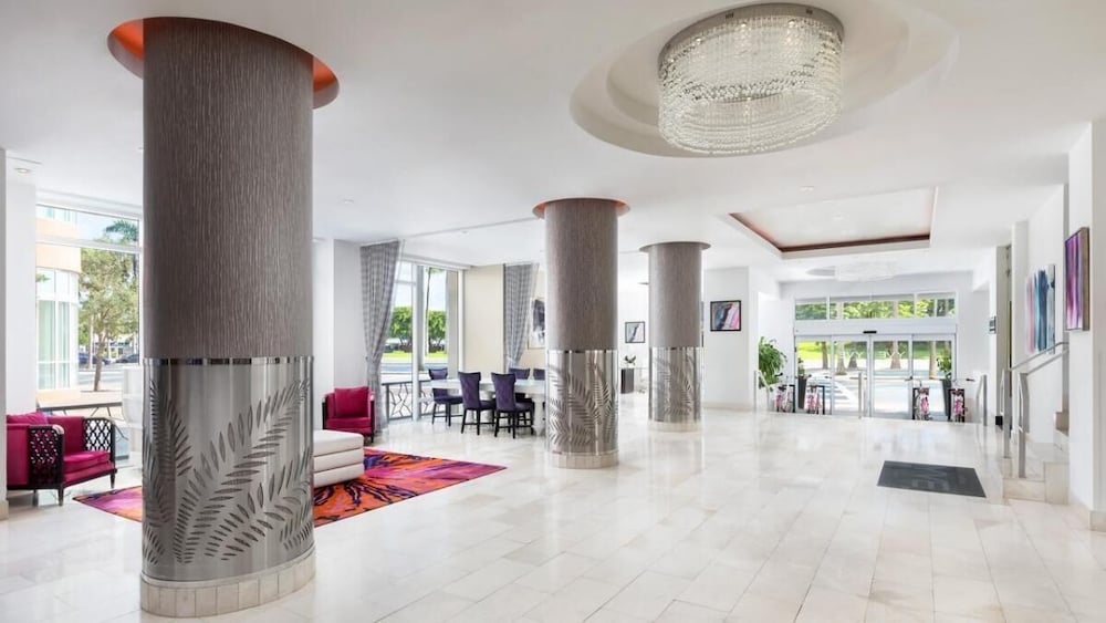 Hidden Gem! Trendy Unit, Parking, Concierge, On-Site Bar and Restaurant