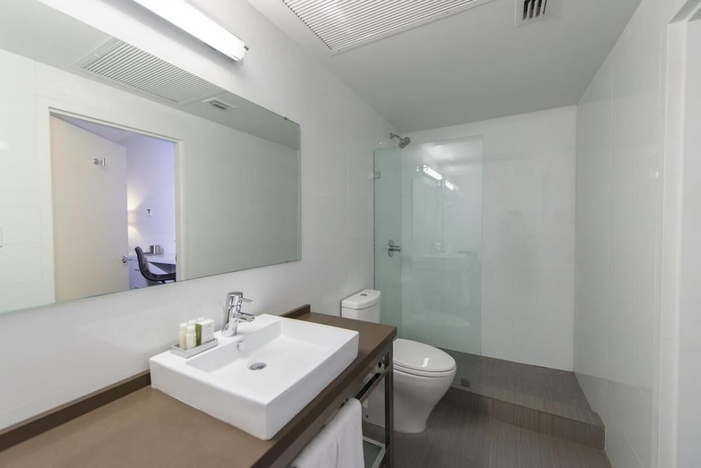 Minutes from Downtown Miami! 2 Modern Units, On-Site Restaurant & Bar, Gym!