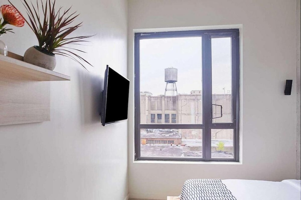 A Place Where Foodies And Explorers Thrive! 3 Units, FREE Breakfast!