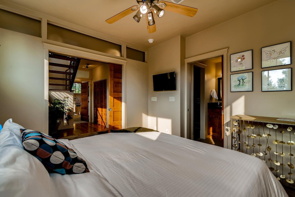 Old Town Loft Oasis with Amazing Rooftop Deck! Fort Collins Vrbo