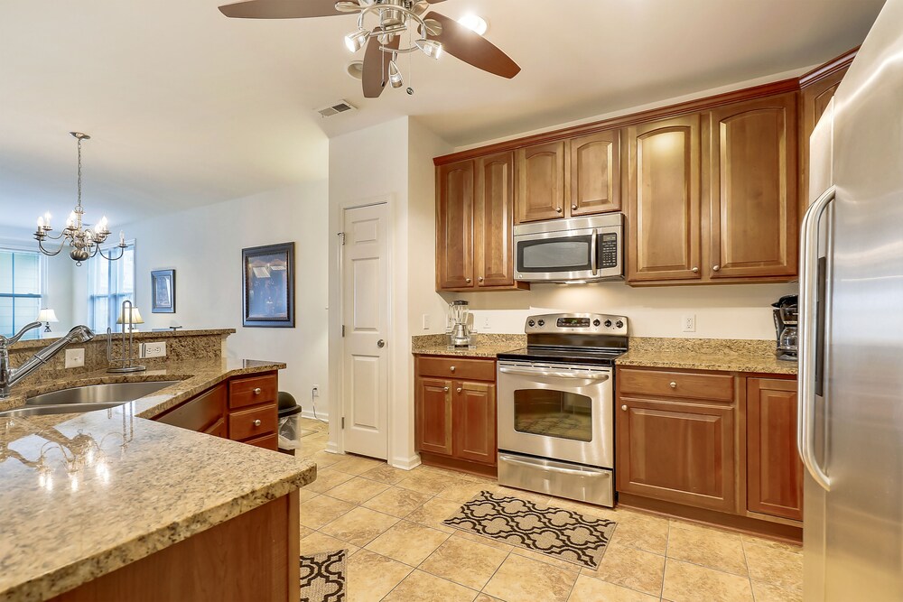 Sunset Island Condo w/ Free WiFi, AC, Washer/Dryer & Shared Pools/Beaches!