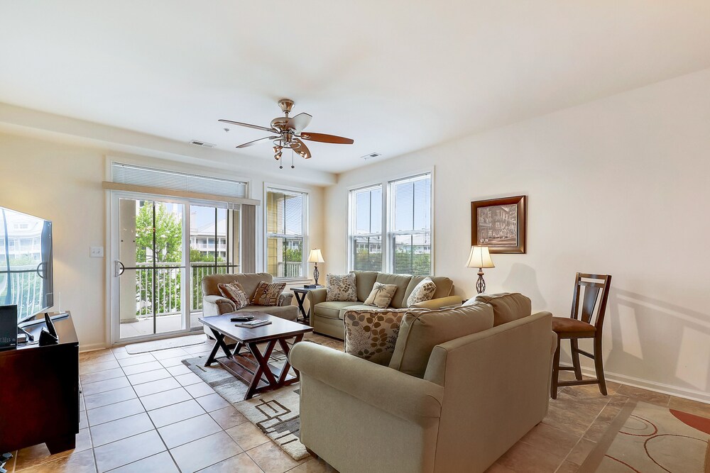 Sunset Island Condo w/ Free WiFi, AC, Washer/Dryer & Shared Pools/Beaches!