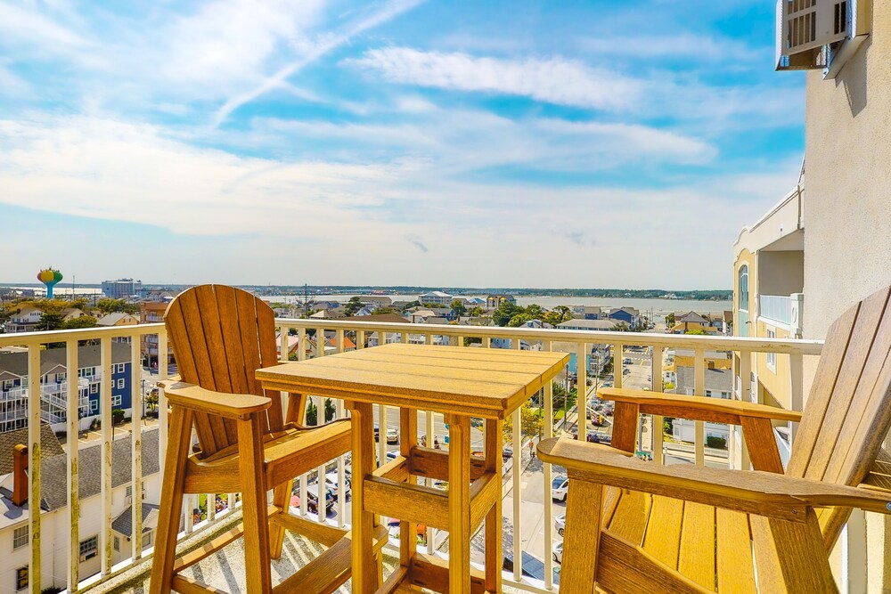 Oceanfront Family Condo w/Shared Rooftop Pool, Private Washer/Dryer, AC, WiFi