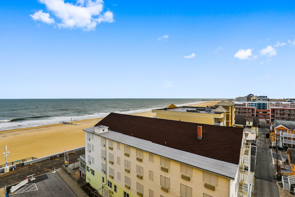 Oceanfront Family Condo w/Shared Rooftop Pool, Private Washer/Dryer, AC, WiFi