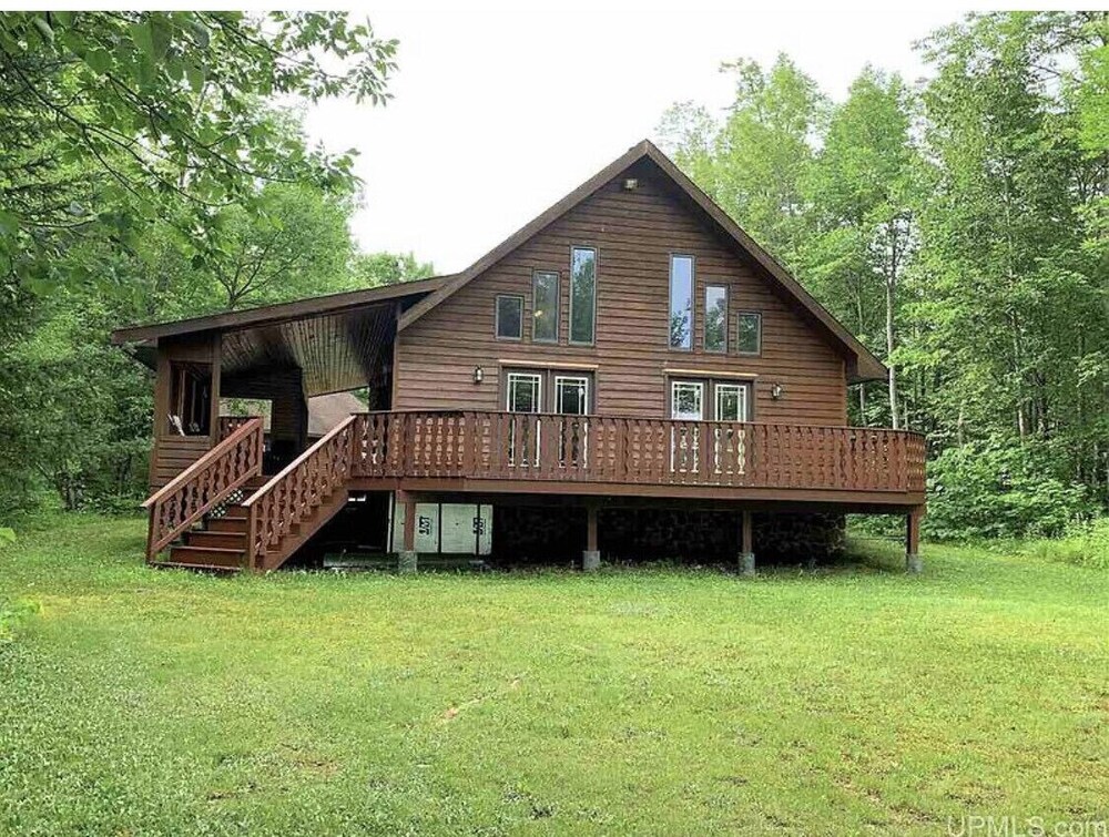 Deerwood Cabin on Lake Gogebic, Bergland, MI Vacation Rental Cabin