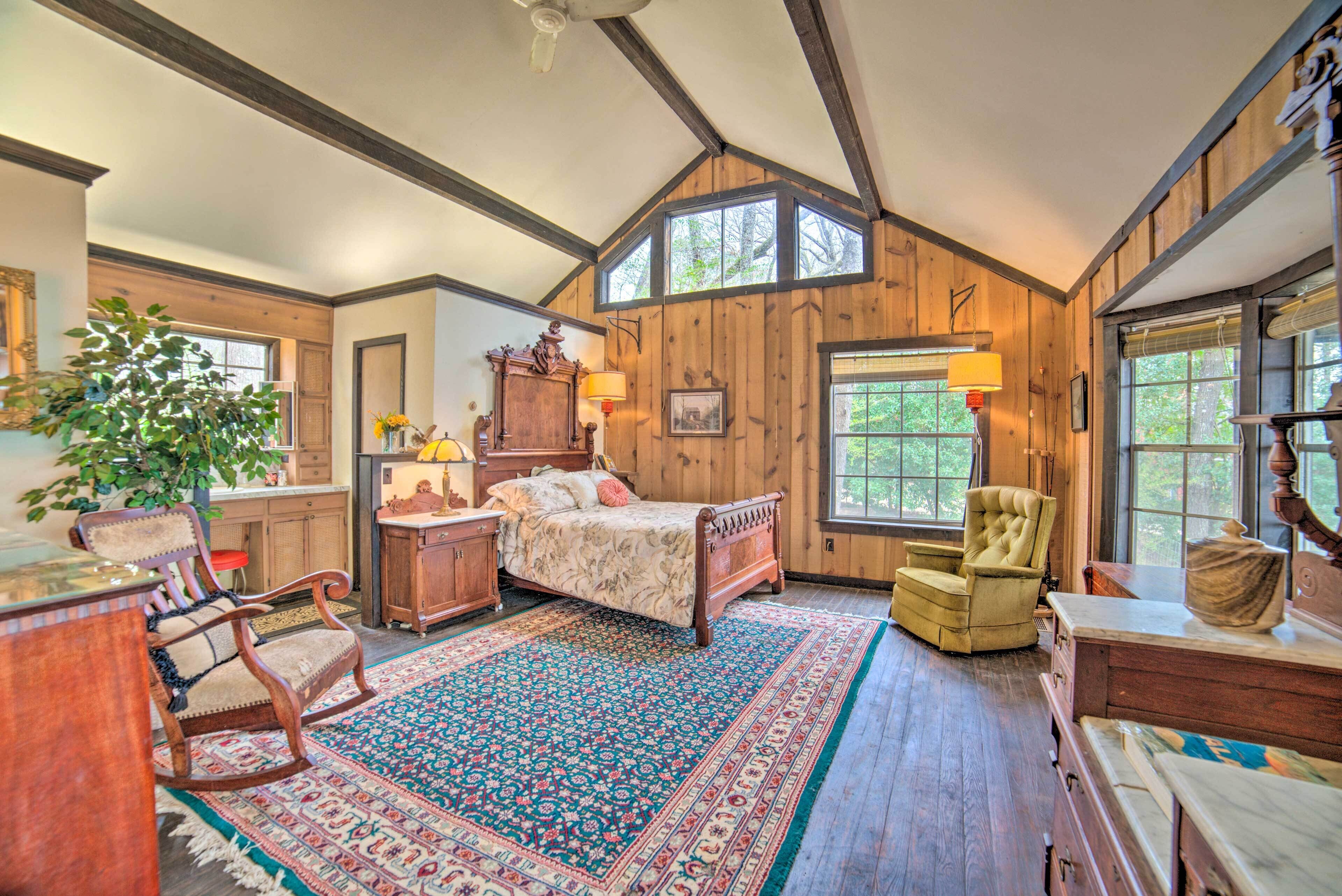 NEW! Authentic Coosa River Retreat w/ Private Dock in Shelby, United States