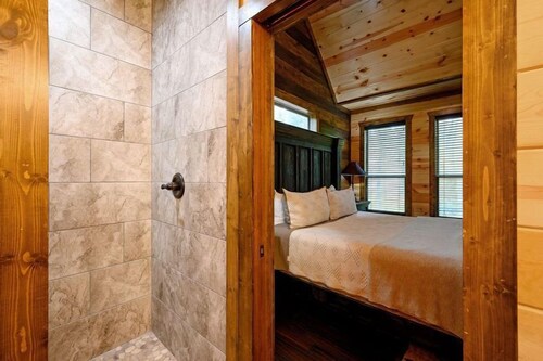 Pine and Dandy - 4 bedroom plus bunk-game room!! in Bethel, United States