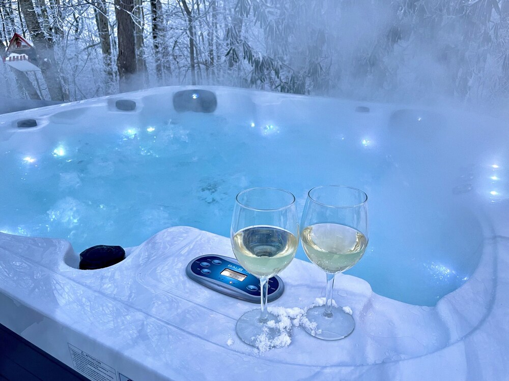 A Winter Wonderland Retreat--Private--5.5 miles to downtown Boone--HOT TUB!