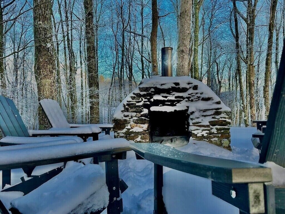 A Winter Wonderland Retreat--Private--5.5 miles to downtown Boone--HOT TUB!