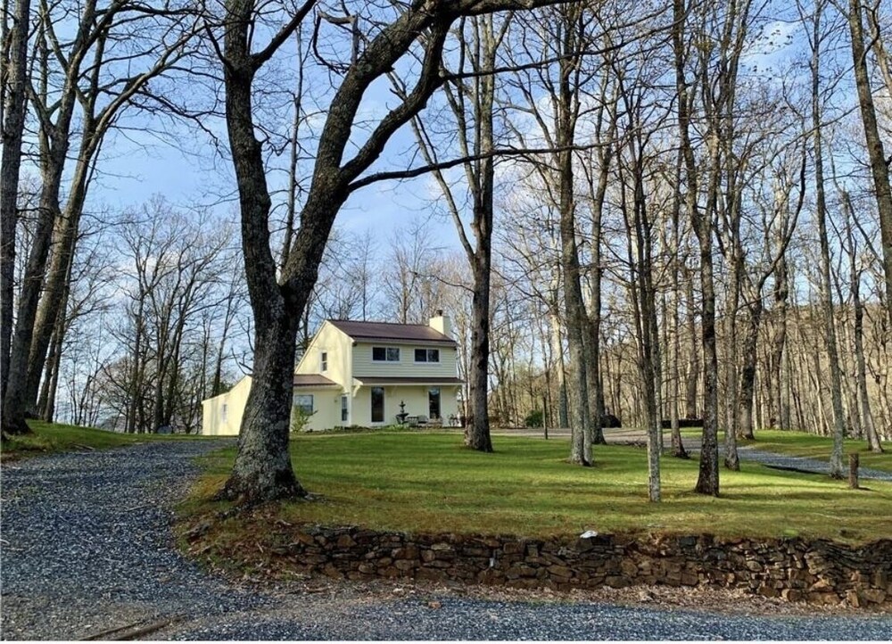 A Winter Wonderland Retreat--Private--5.5 miles to downtown Boone--HOT TUB!