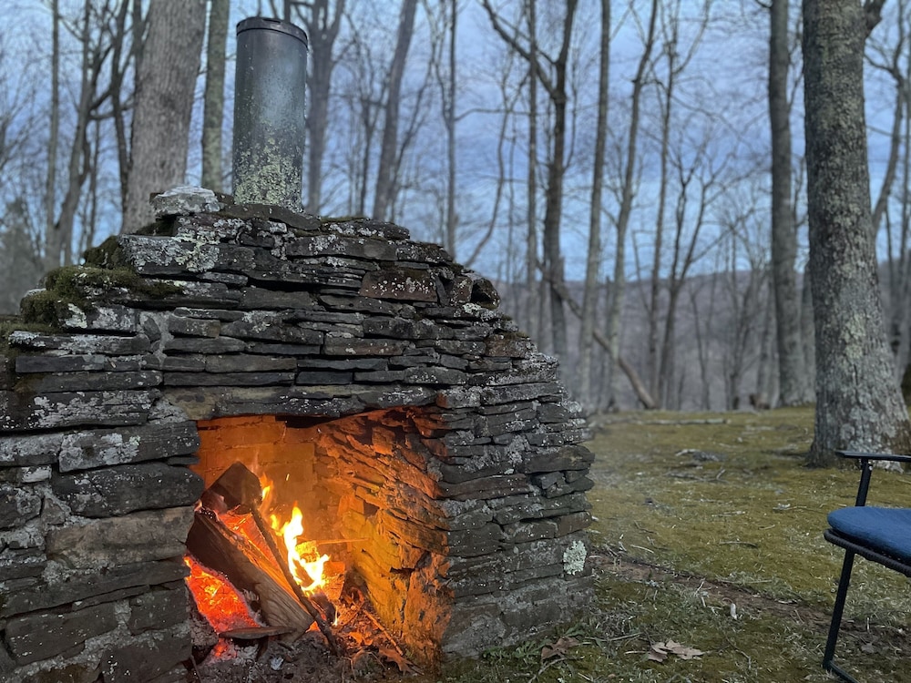 A Winter Wonderland Retreat--Private--5.5 miles to downtown Boone--HOT TUB!