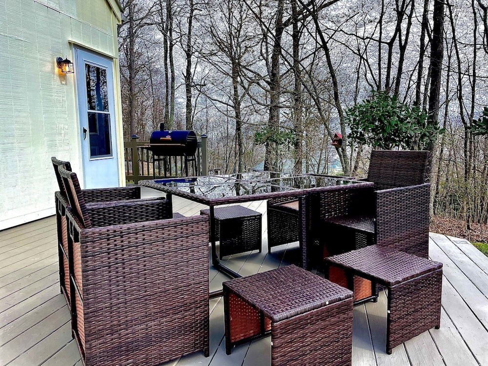 A Winter Wonderland Retreat--Private--5.5 miles to downtown Boone--HOT TUB!