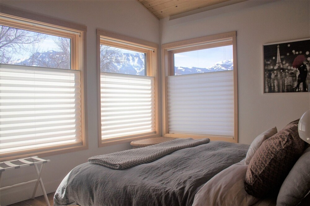 Rive Gauche Waterfront Studio Apartment in Gardiner Just Outside