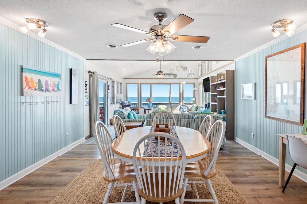 Zane's Beach House Oceanfront, amazing views, private hot tub and dog