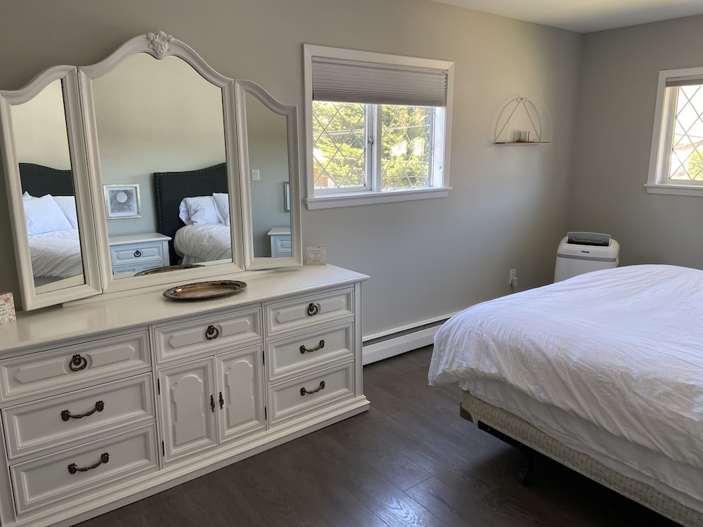 Beautiful Big Home With Heated Inground Pool & Hot Tub! Kamloops