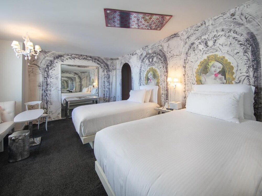 Las Vegas Getaway! Spacious Unit, Near Attractions, Pool, Parking, Casino, Bar