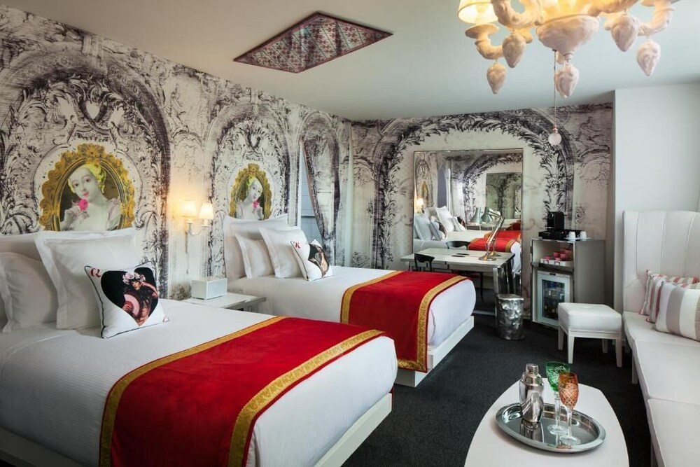 Las Vegas Getaway! Spacious Unit, Near Attractions, Pool, Parking, Casino, Bar