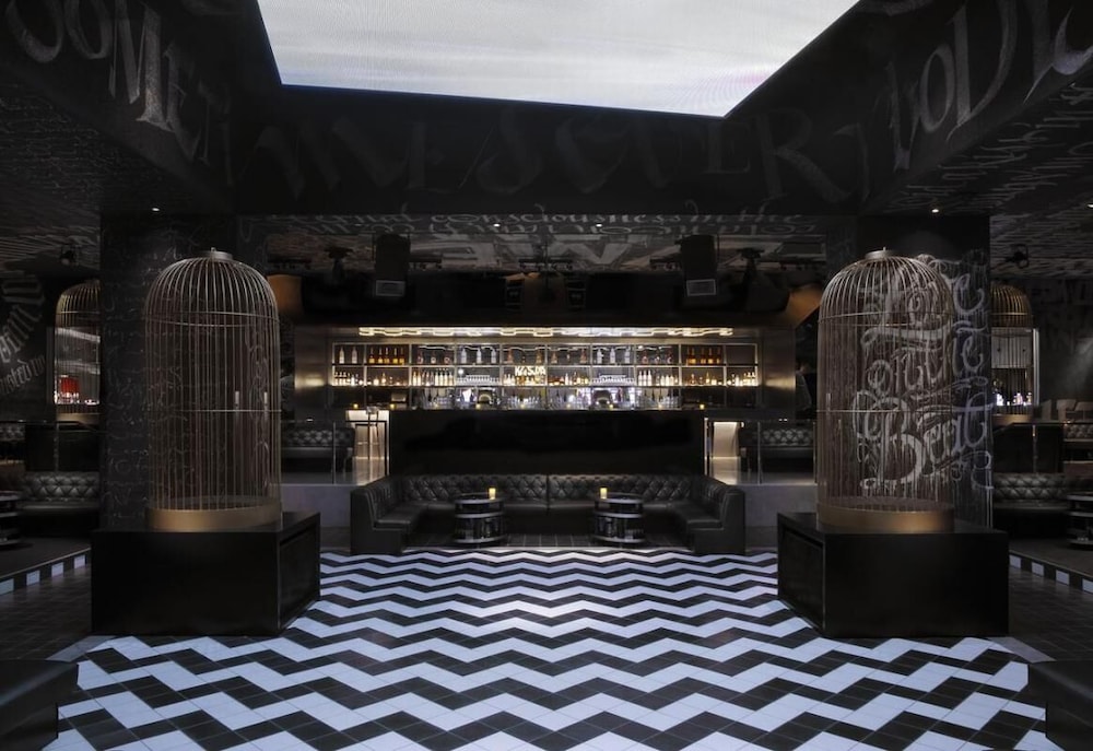 Spacious Suite Close to Everything Vegas Has to Offer. Pool, Casino, Parking!