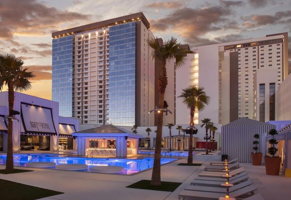 Spacious Suite Close to Everything Vegas Has to Offer. Pool, Casino, Parking!