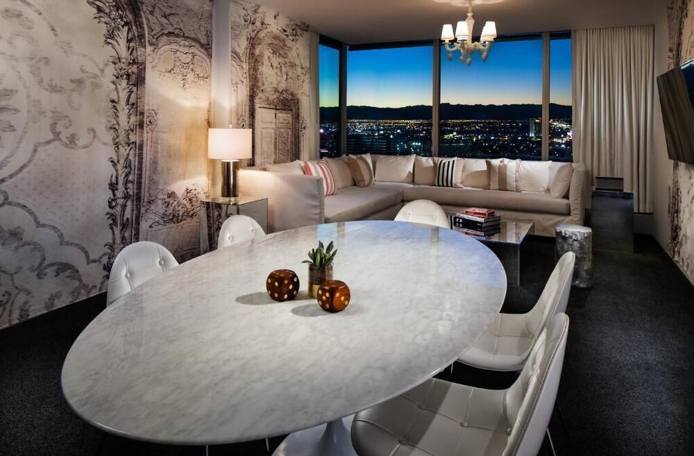 Las Vegas Getaway! Restaurant and Bar, Pool, Spa and Wellness Center, Casino!