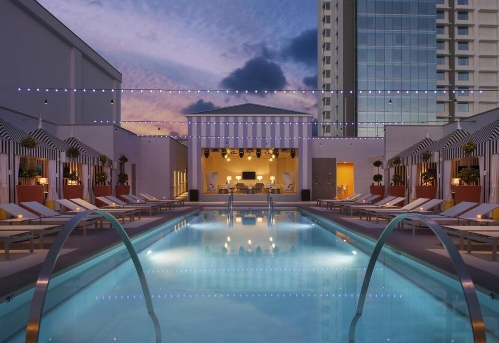 Heart of Las Vegas! Modern Unit On Strip, Restaurant, Onsite Live Entertainment