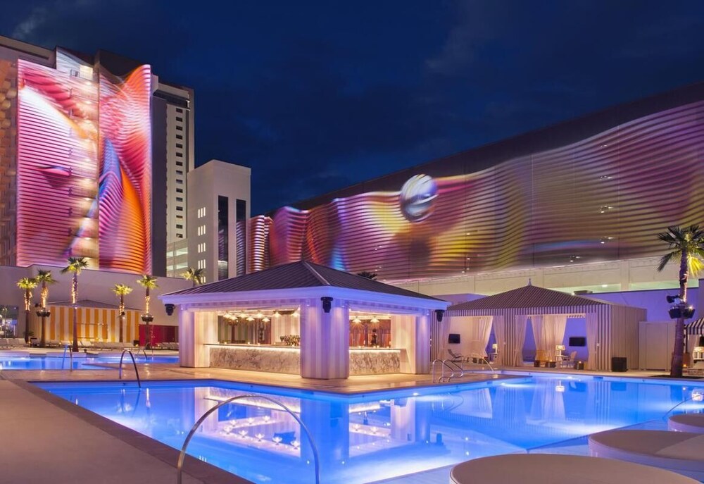 Heart of Las Vegas! Modern Unit On Strip, Restaurant, Onsite Live Entertainment