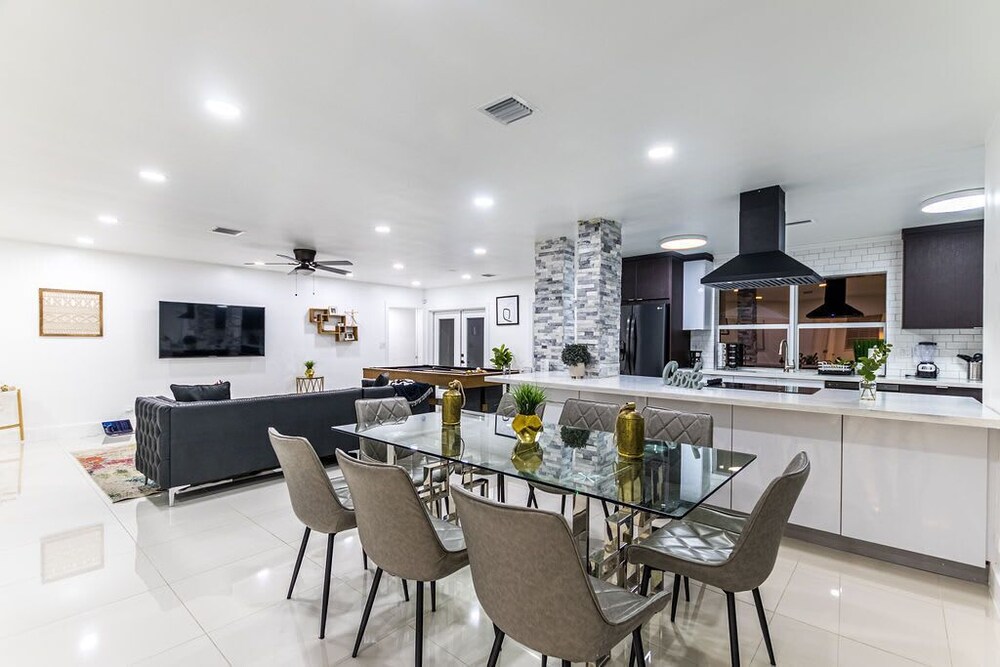 🤩 STUNNING NEW VILLA 😜 / MINI GOLF ⛳❤️ / NEW SPARKLING AND HEATED POOL ✨⛱️ RELAX