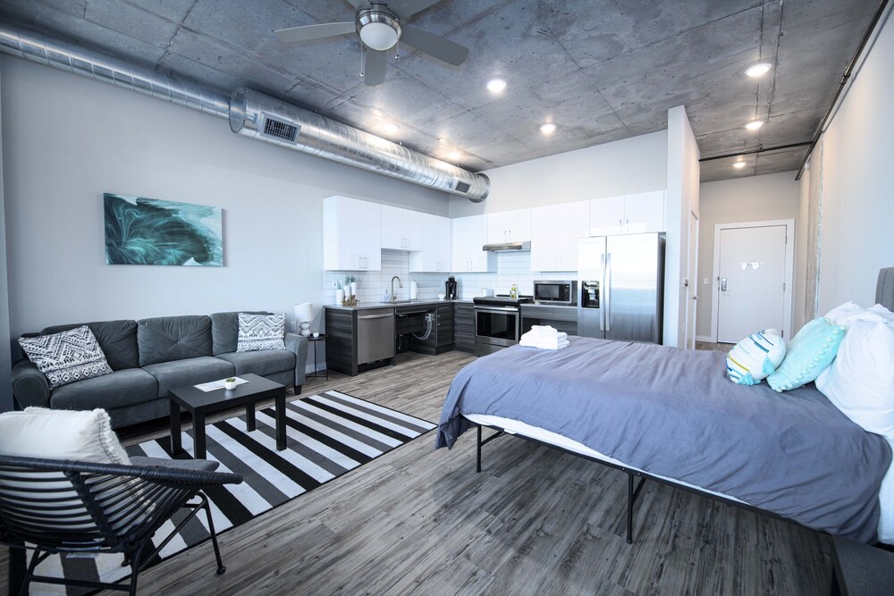 Frontdesk | Vantage Apts Edge District St. Pete