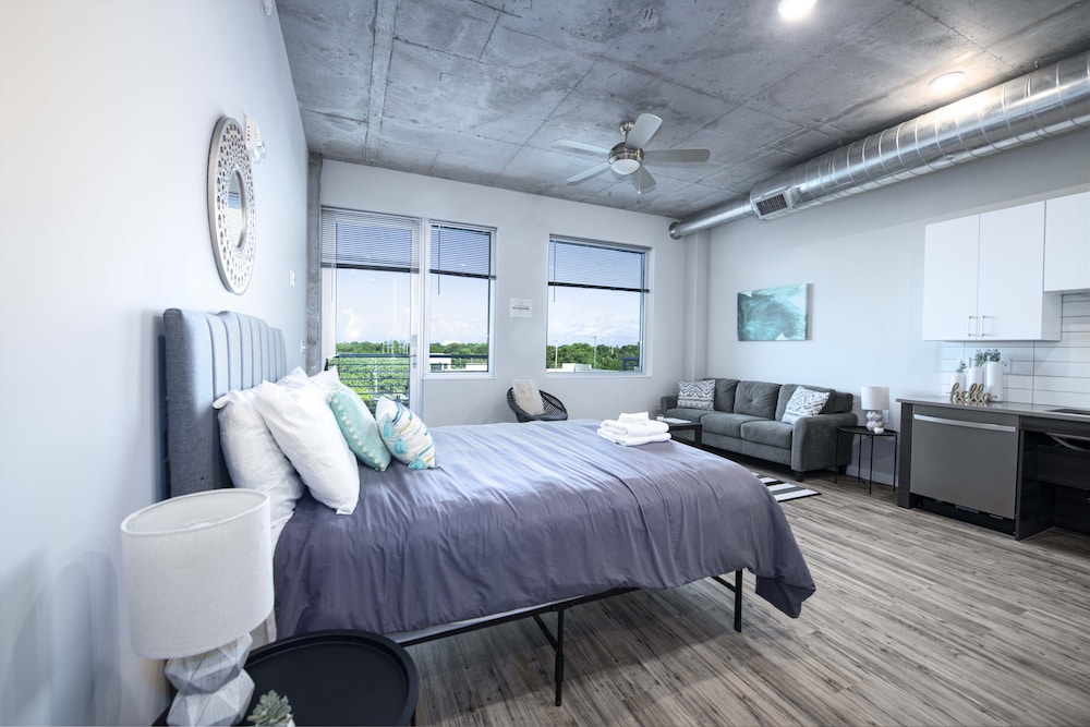 Frontdesk | Vantage Apts Edge District St. Pete