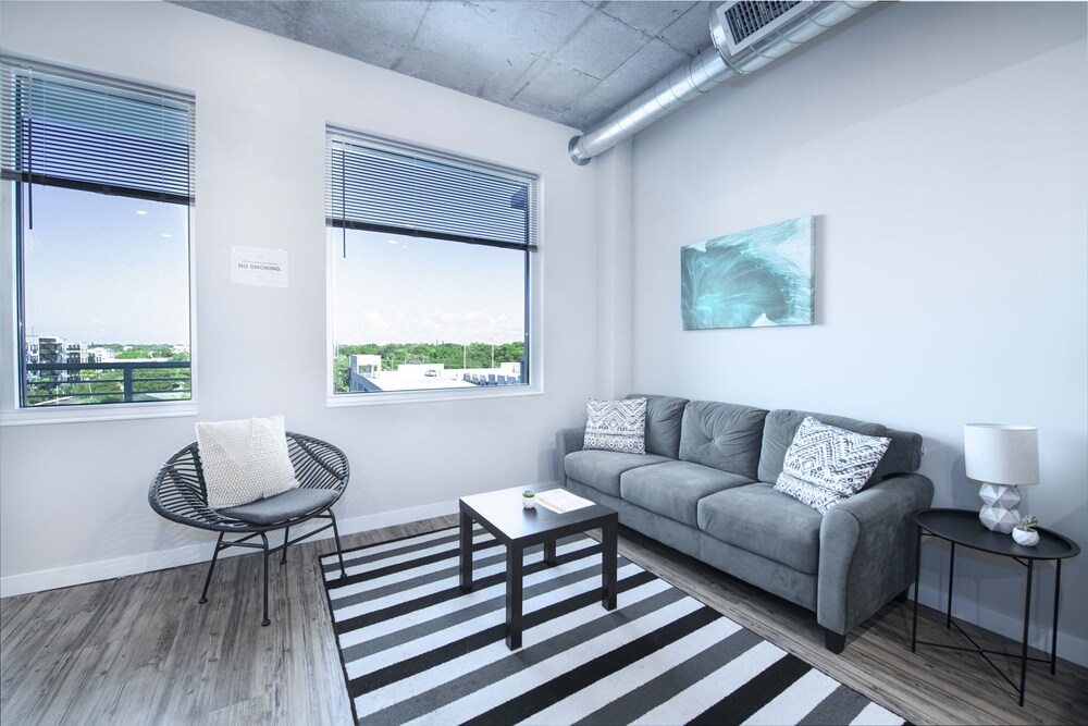 Frontdesk | Vantage Apts Edge District St. Pete