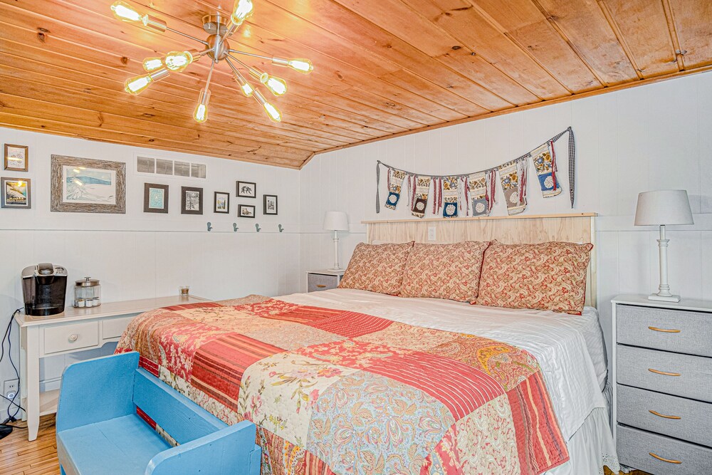 Riverfront cabin with furnished deck, beautiful backyard, firepit