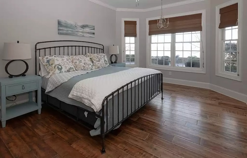 Lake Daze - Incredible 8 Bedroom Lake Gaston 5-star Boat included