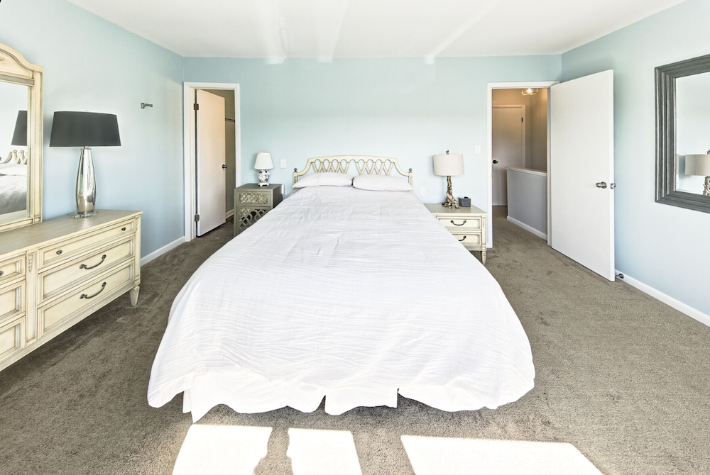 Beach getaway deal for 6! Affordable rates including linens. Wind down and WiFi!